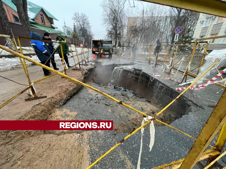 В Дмитрове устраняют повторную аварию на канализационном трубопроводе