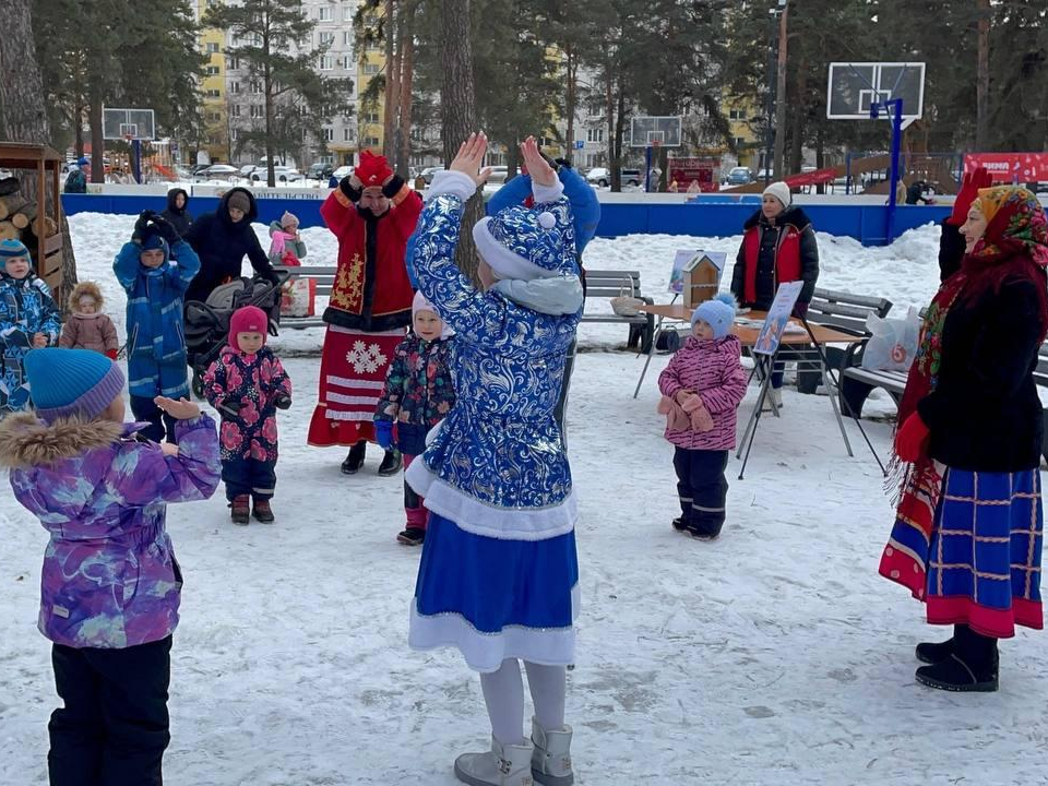 Дед Мороз и Снегурочка устроили праздник в Кузьминском лесопарке