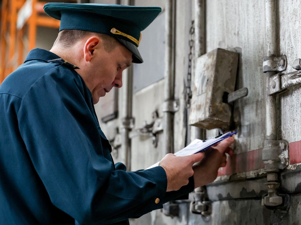 Попытка уменьшить сумму таможенного сбора обошлась троим злоумышленникам в 39 млн руб.