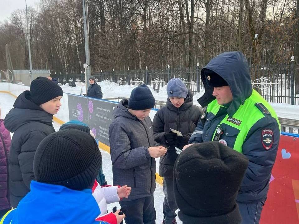 Полицейские вышли на «КосмоЛед» в Королеве, чтобы поговорить с жителями о безопасности