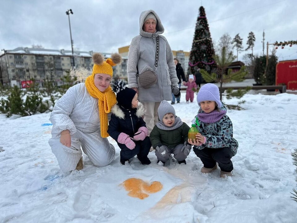 В Ликино-Дулеве снег украсили изображения белочек и «агашек»