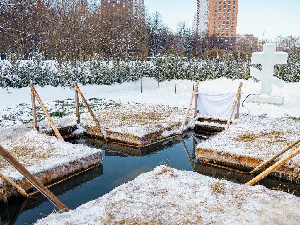 Священнослужитель: купание в проруби не смывает грехи