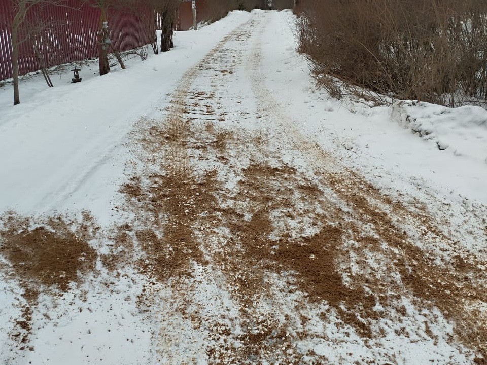 Главную дорогу в деревню Скриплево обработали пескосолью по просьбе жителей