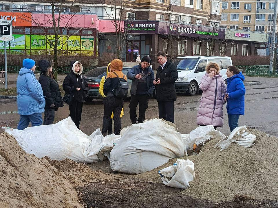 В Аничкове восстановлен разрушенный люк на улице