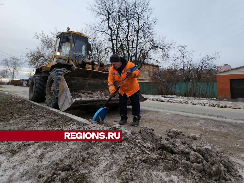 Союз ножа и лопаты: как в Егорьевске ликвидируют наледь по обочинам дорог