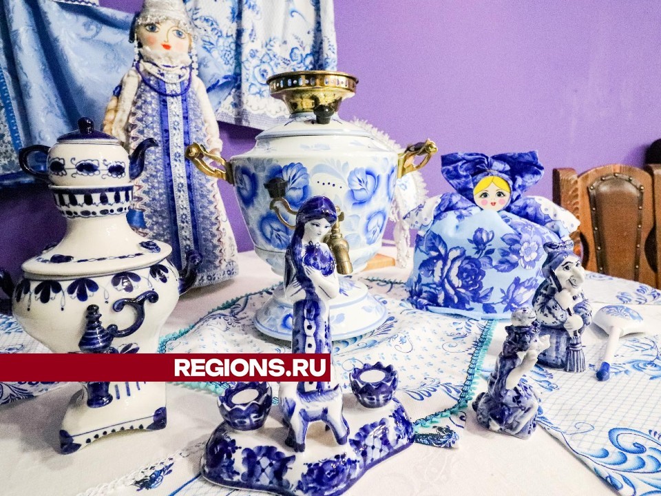 В Клину жители пансионата «Клинский» познакомились с гжельской росписью