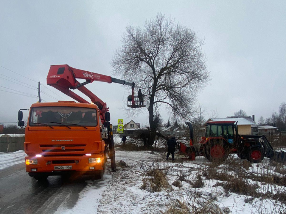 Коммунальщики спилили аварийные ветки в Селиванихе