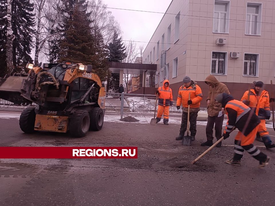 Дорожные службы заделали ямы на улице Горького