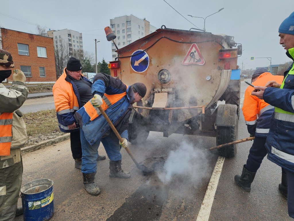 В Пущине начали ямочный ремонт в микрорайоне Д