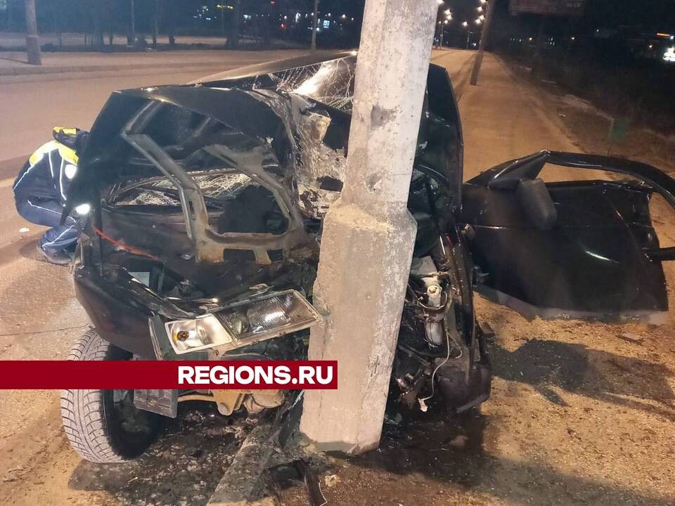 В Орехово-Зуеве легковой автомобиль влетел в опору освещения