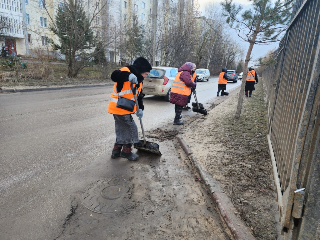 Жуковчане попросили администрацию провести уборку тротуаров в городе