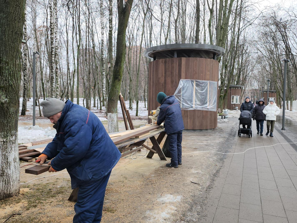 В Наташинском парке устанавливают крытые торговые павильоны и убирают наледь с дорожек