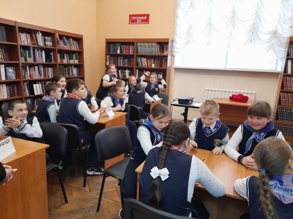 Молодежь Дмитрова вспомнила о непокоренном городе на памятном мероприятии в библиотеке