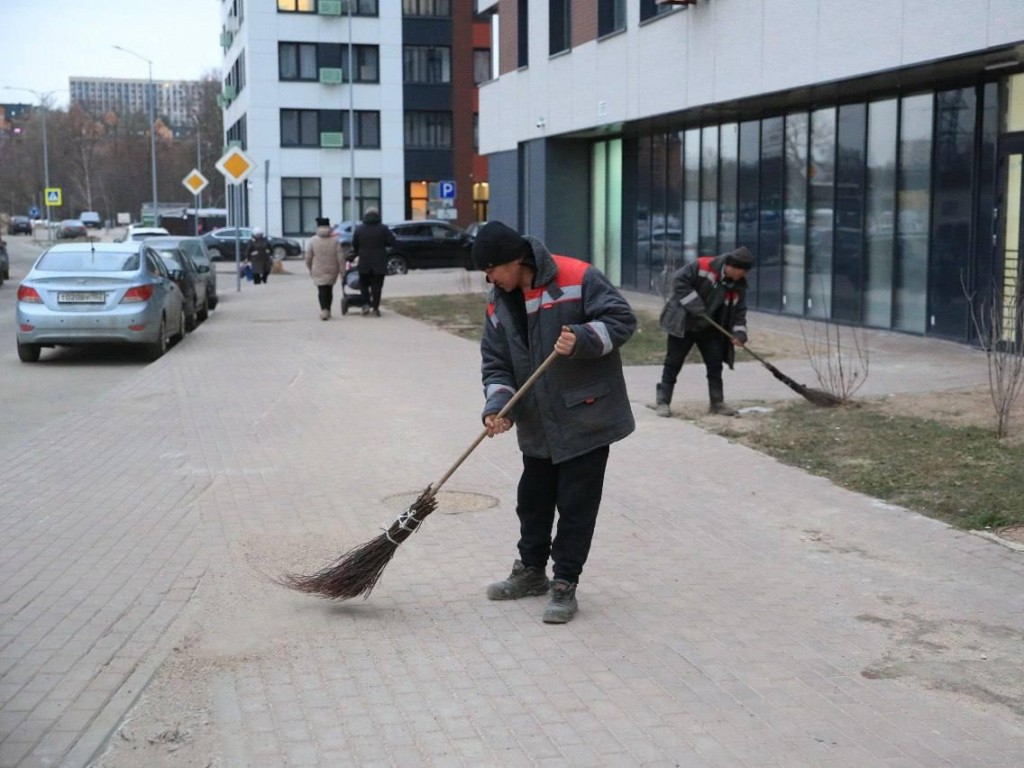 На Пацаева, Железнякова и Парковой по поручению главы очистят тротуары от мусора