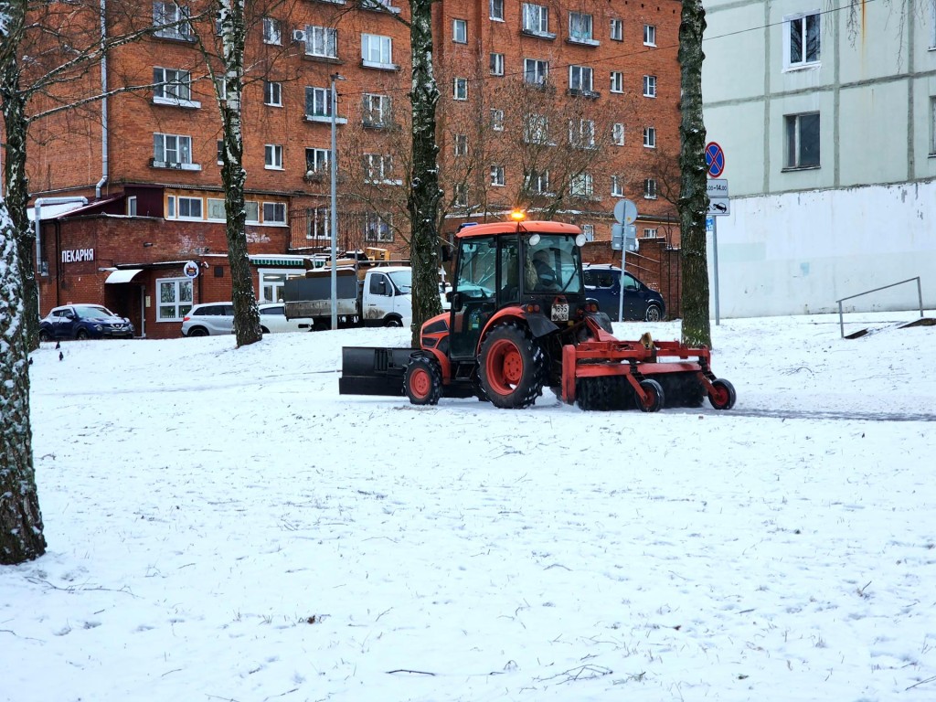 В Пущине коммунальная техника расчищает дороги от наледи и снежной каши