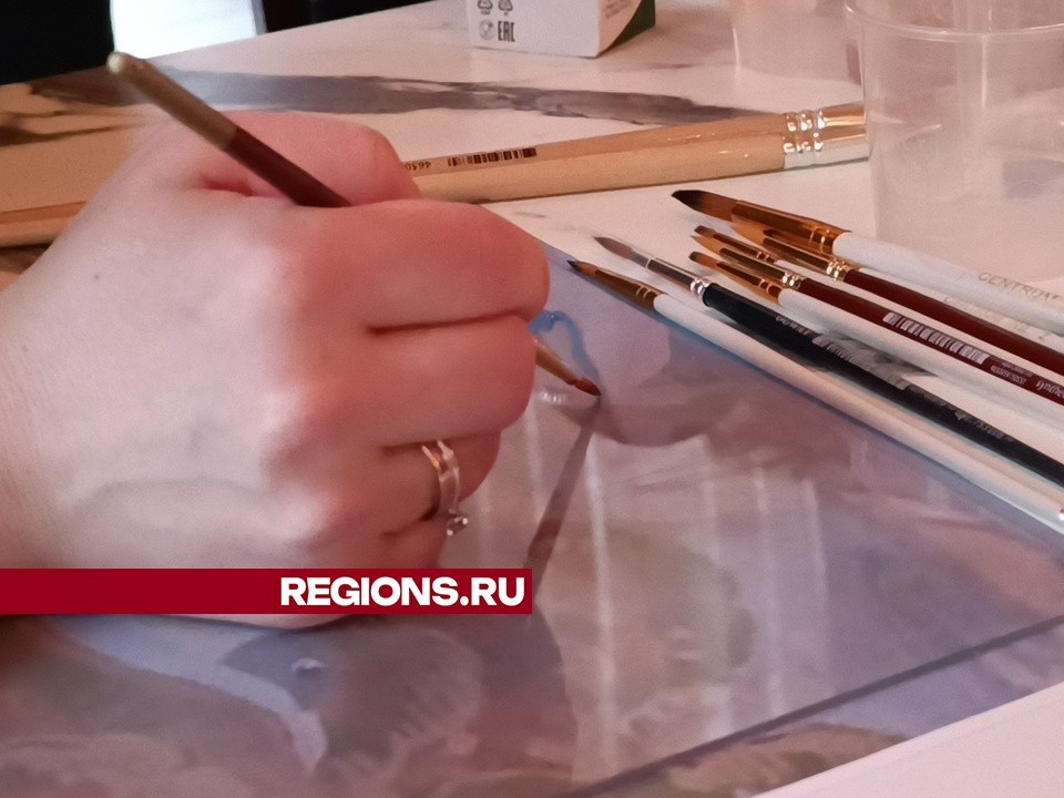 Близкие бойцов из Лобни научились рисовать с помощью пластин из оргстекла на встрече с художником