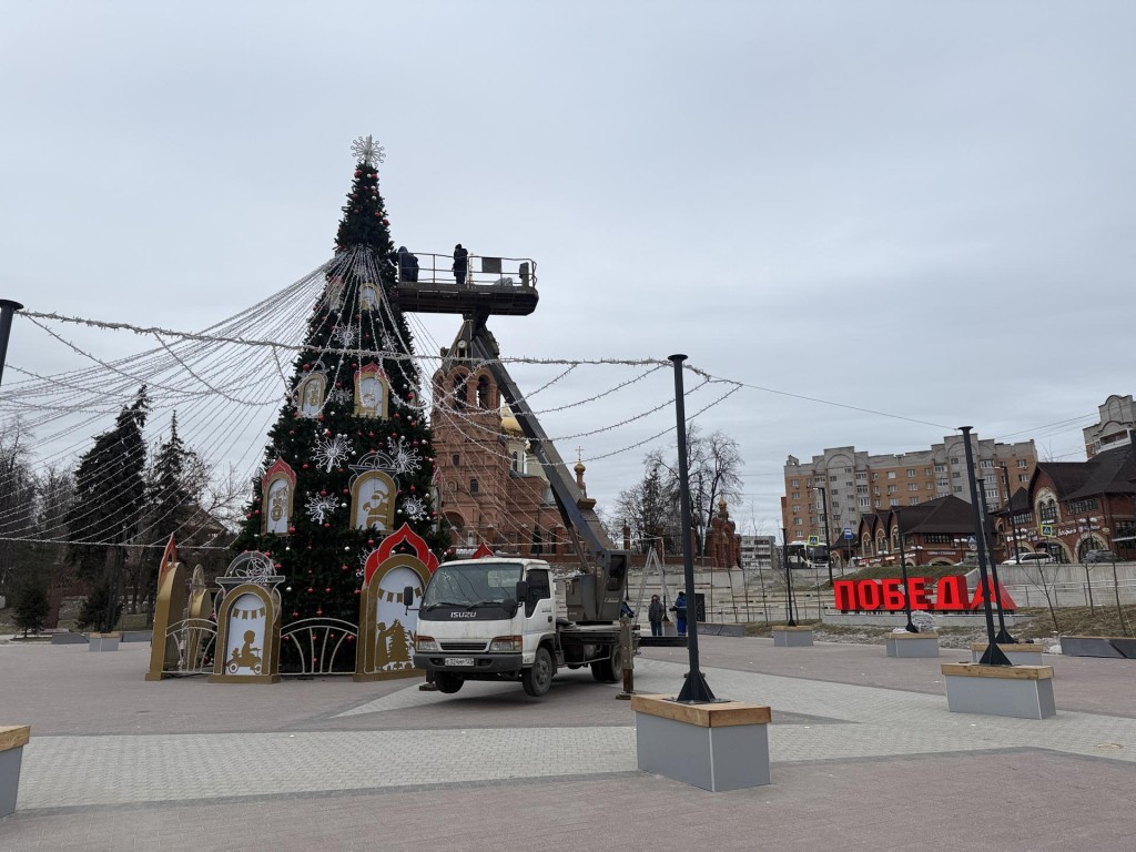 Новый год все: в Раменском разбирают главную елку