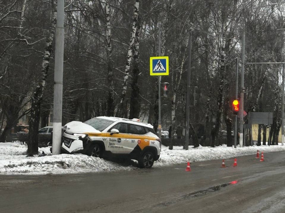 В Подольске такси влетело в фонарный столб