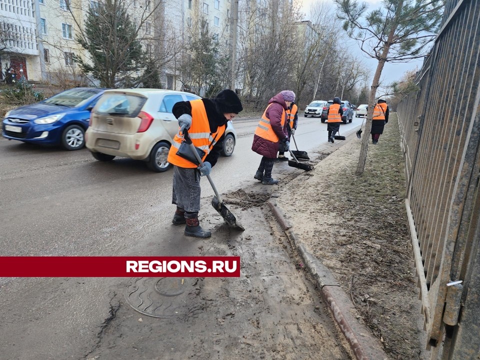 Серпуховские коммунальщики убрали сор и очистили ливневки на Весенней