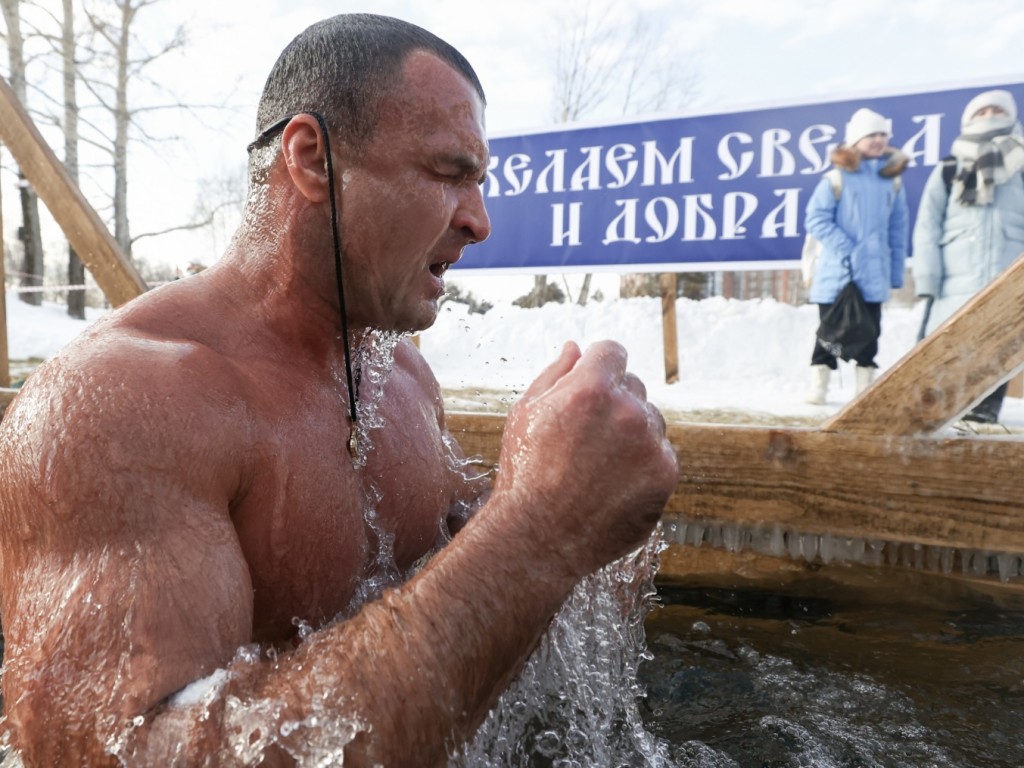 Жителям Подмосковья назвали причины остановки дыхания при погружении в купель