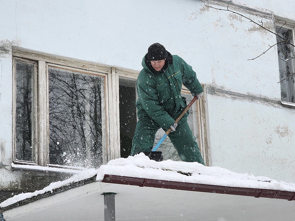 В ЖК «Гусарская баллада» очистят крышу, засыпанную окурками и средствами личной гигиены