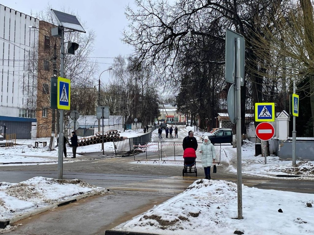 На месте коммунальной аварии у роддома в Дмитрове возобновили ремонтные работы