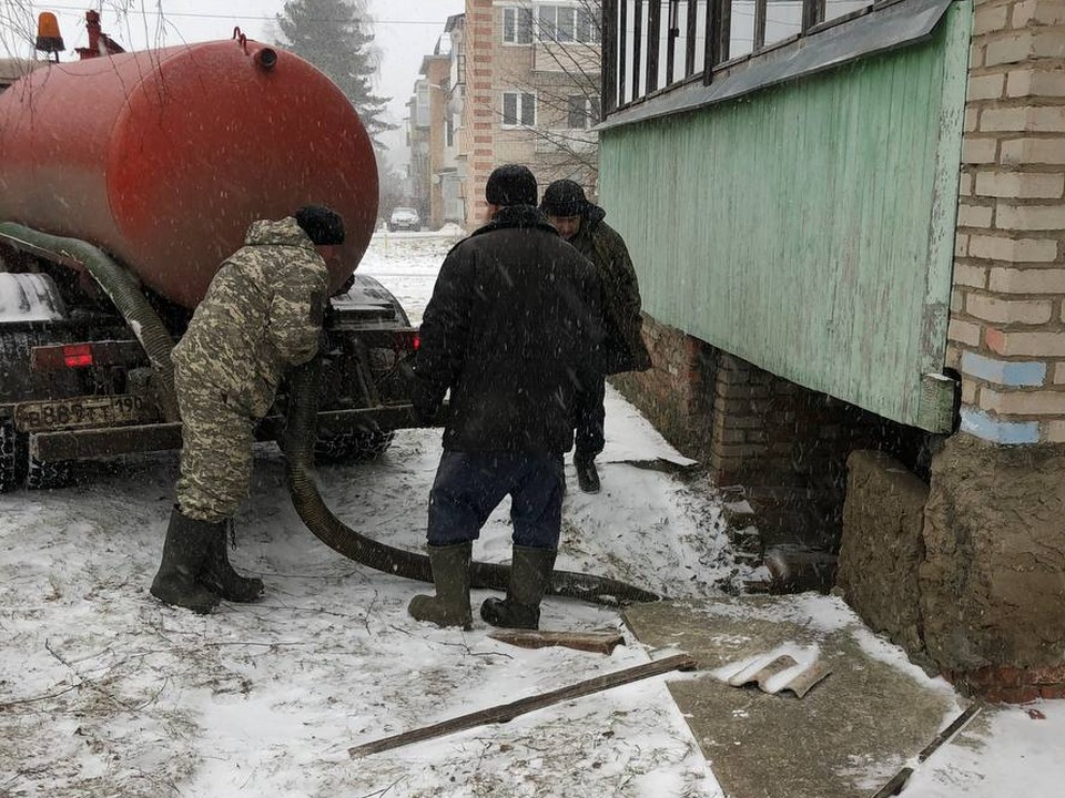 Коммунальщики откачали воду из подвала многоэтажки в Щекино