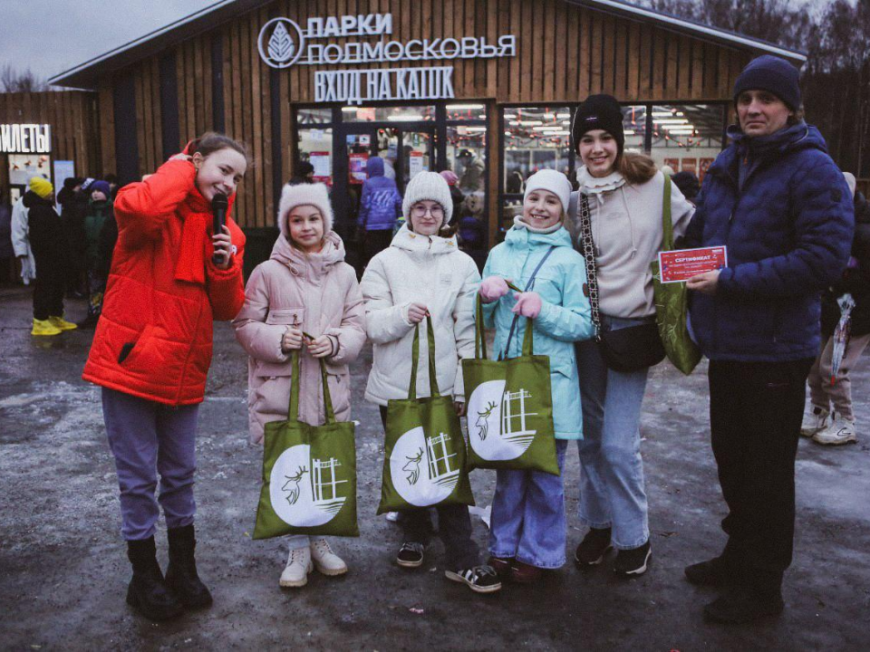 Теплыми аксессуарами наградили победителей фотоконкурса «Танцы на льду»