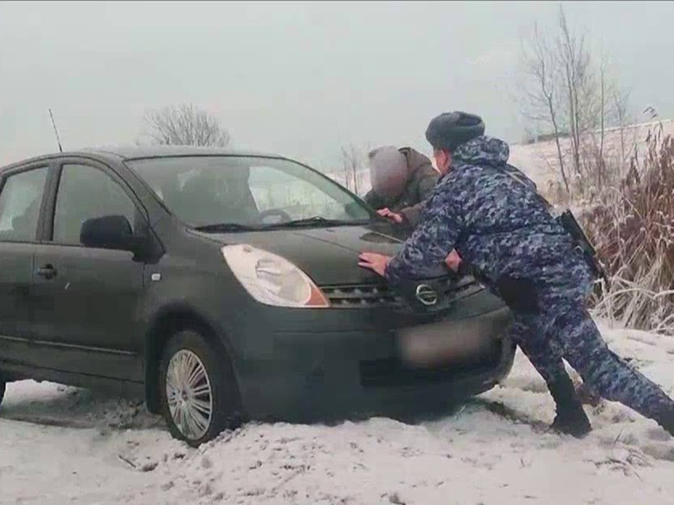 Росгвардейцы помогли женщине, чью машину вынесло в кювет в Мытищах