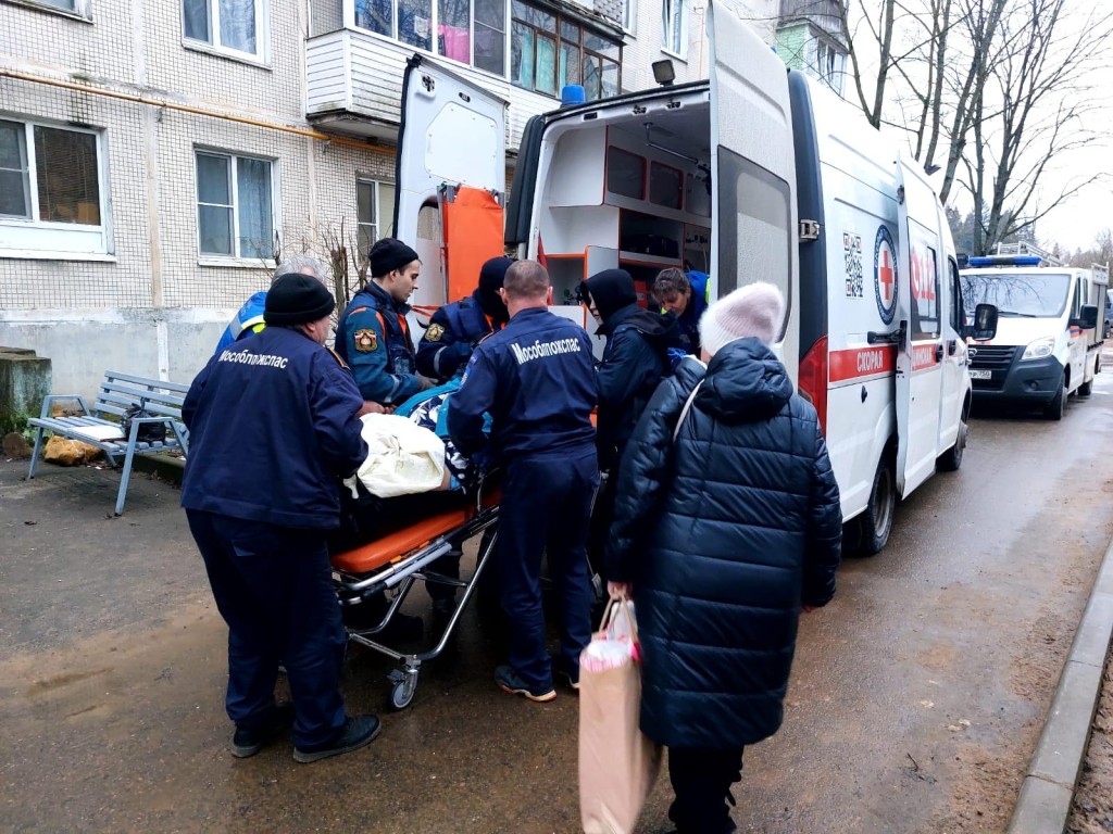 Под Рузой спасатели помогли доставить обездвиженную пенсионерку в машину скорой