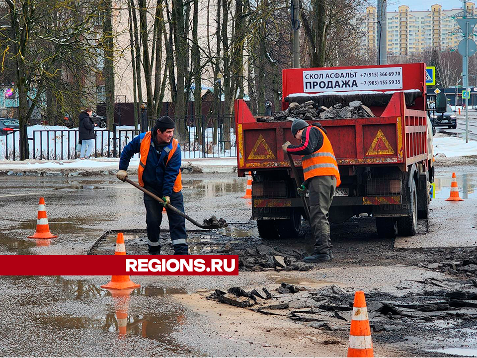 На круговом движении в Военном городке обновят 90 кв. м асфальта