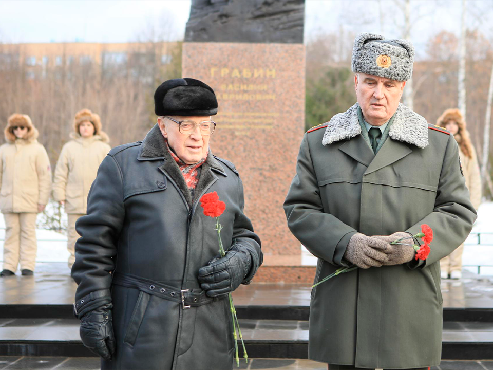 Жители Королева возложили цветы к памятной доске конструктору Грабину