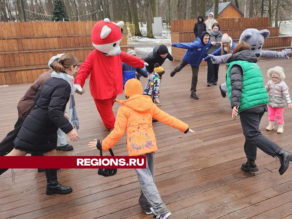 Полеты на воображаемом вертолете устроили для детей в Свердловском парке