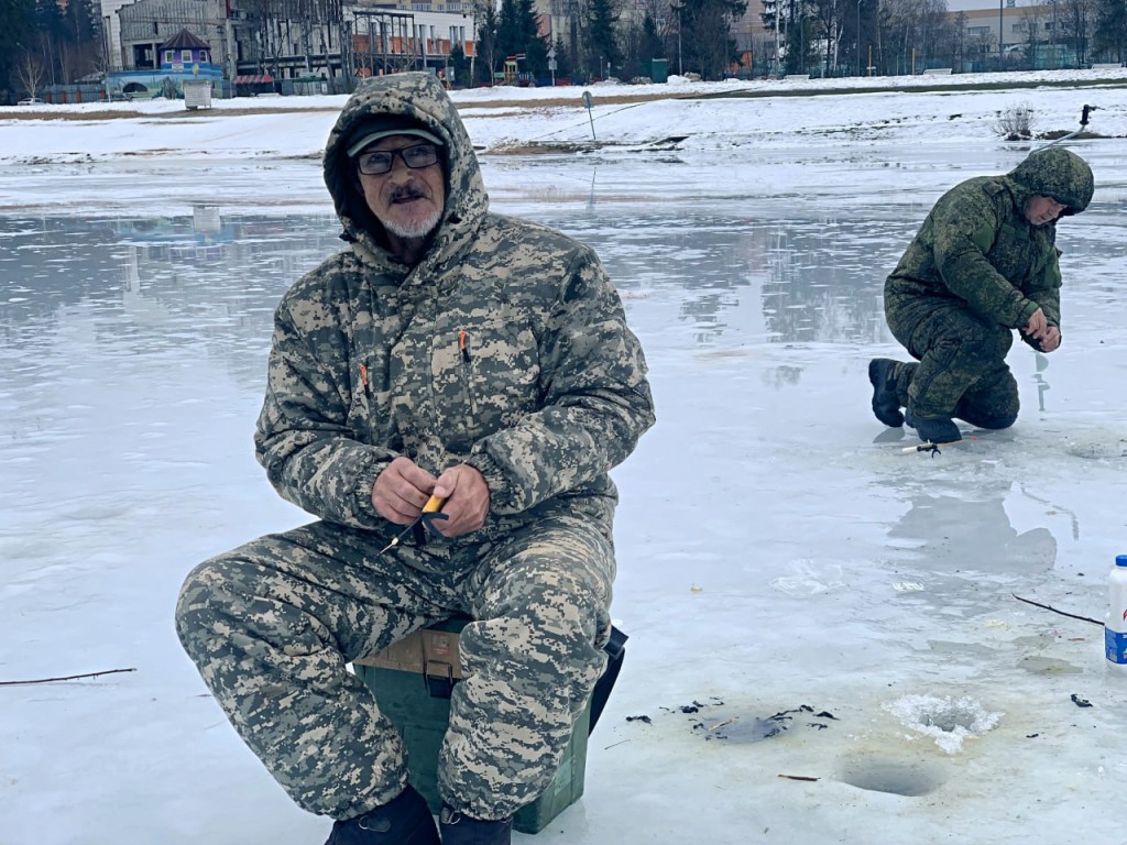 Краснознаменские рыбаки испытывают лед на прочность