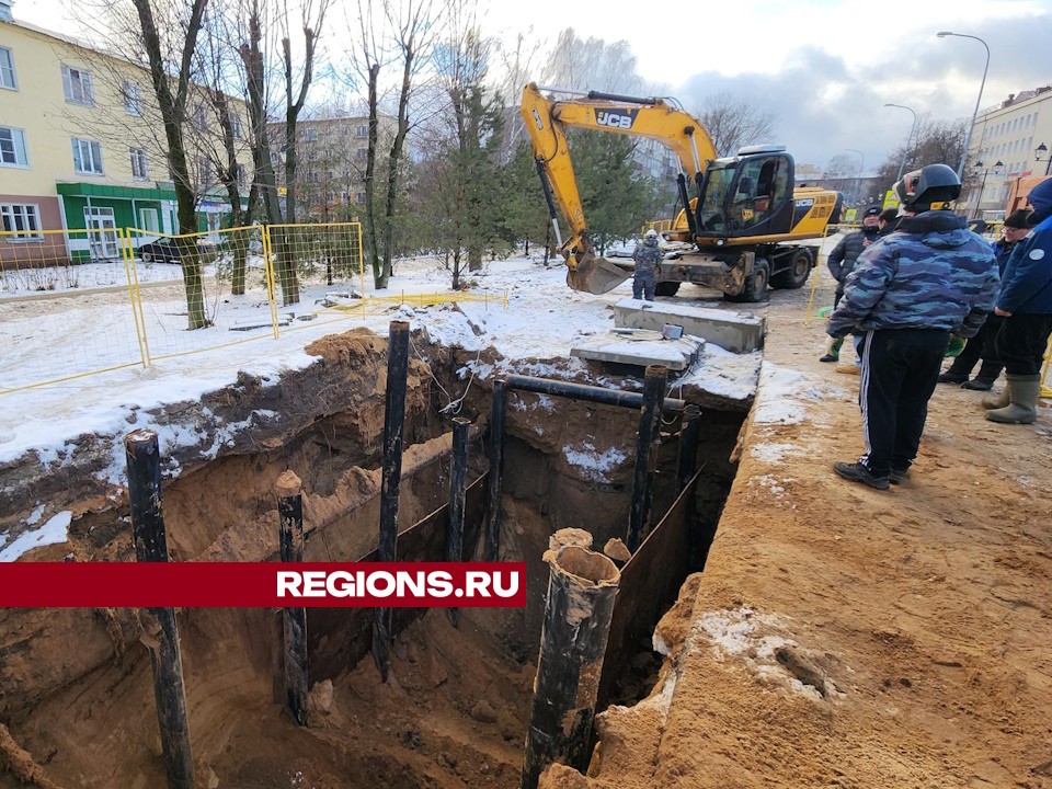 Коммунальщики обновляют самотечный коллектор на Октябрьской улице