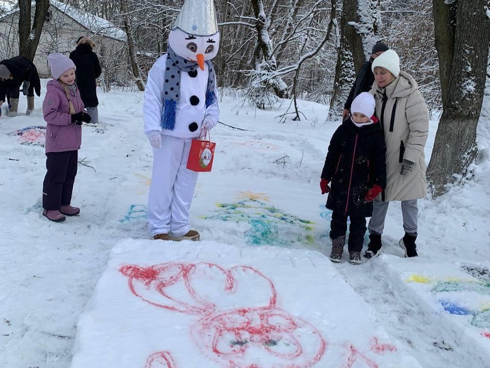 Снег в парке Осташева разрисовали красками