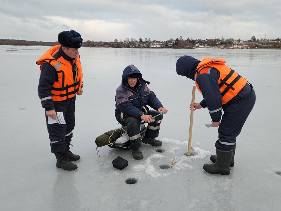 Спасатели Подмосковья не считают легкий мороз поводом для выхода на лед