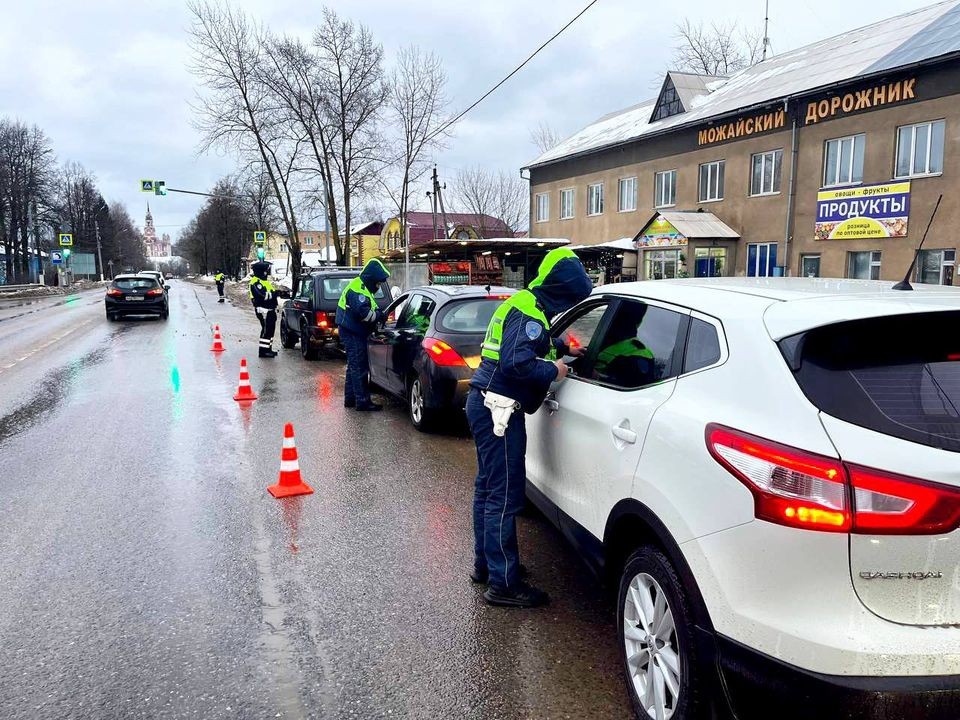 Автоинспекторы в Можайске проверили перевозку детей в машинах