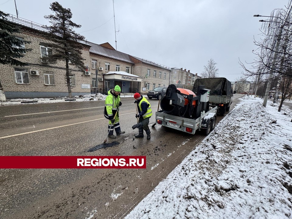 Дорожные рабочие залатали ямы на центральной улице Шаховской