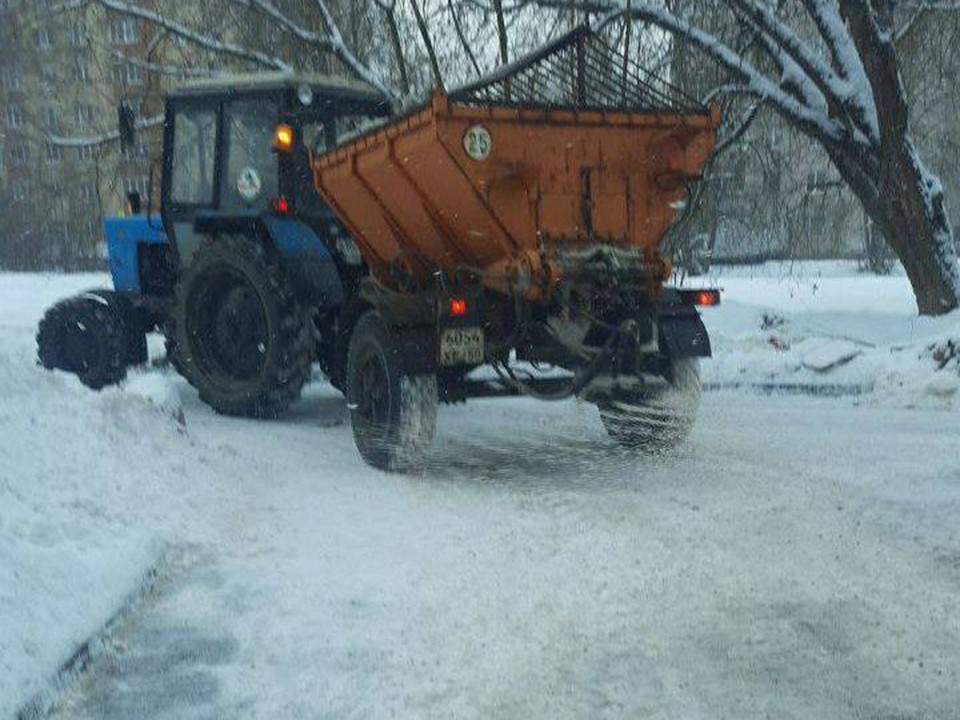 Коммунальщики Истры обработали от гололеда все дороги и тротуары