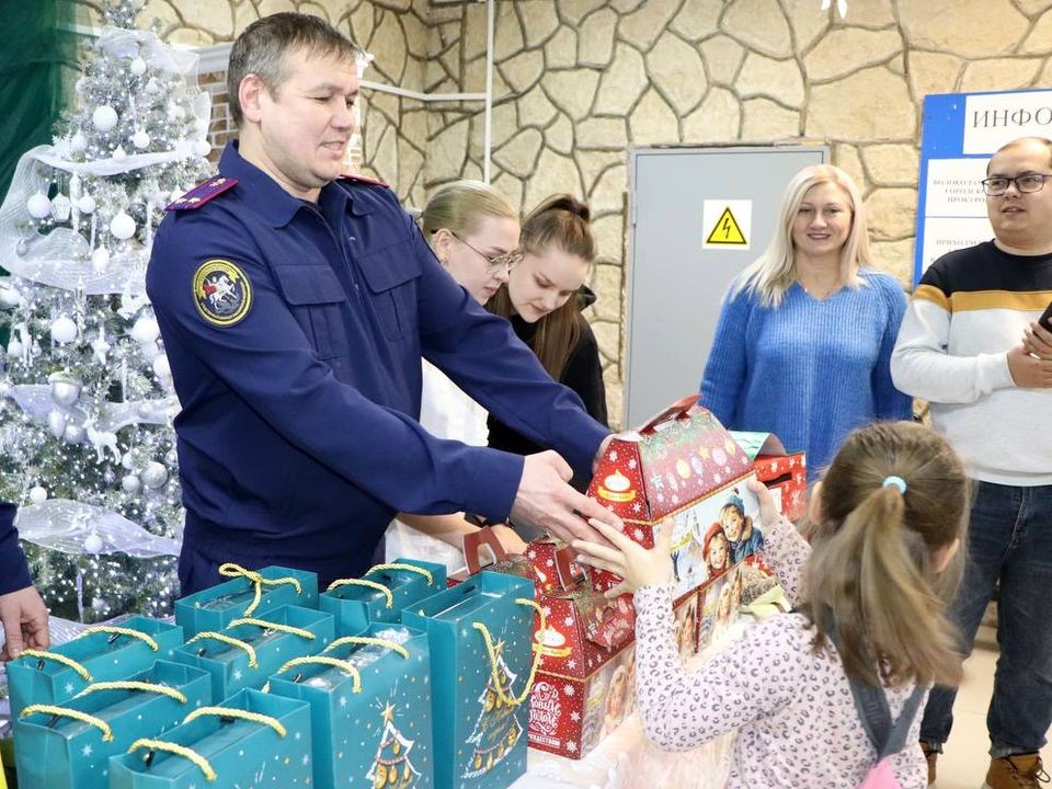 Подмосковные следователи вручили новогодние подарки детям из Курской области