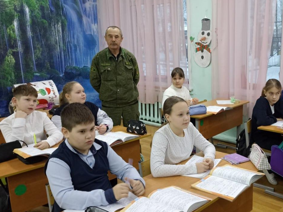 Лесничие рассказали школьникам, почему в лесу нельзя оставлять стеклянную тару