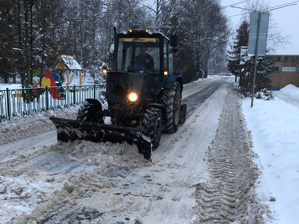 Коммунальщики Солнечногорска расчищают дороги и тротуары от выпавшего снега