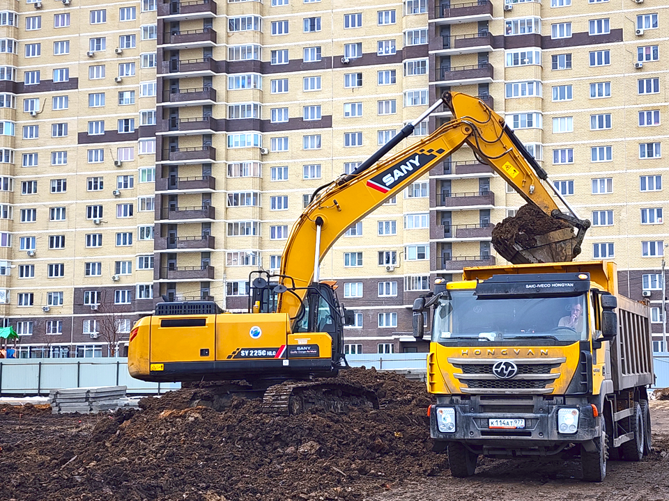 Рабочие подготовили котлован для новой школы на 1100 мест в Свердловском