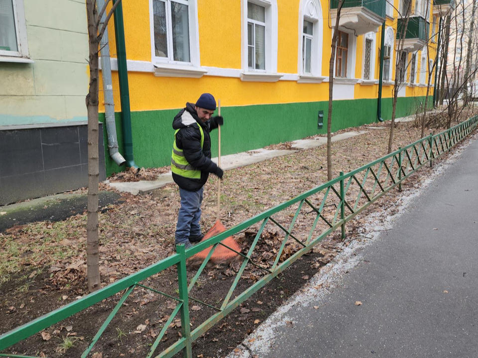 Теплая погода заставила дворников Люберец сменить лопаты для снега на метлу и грабли