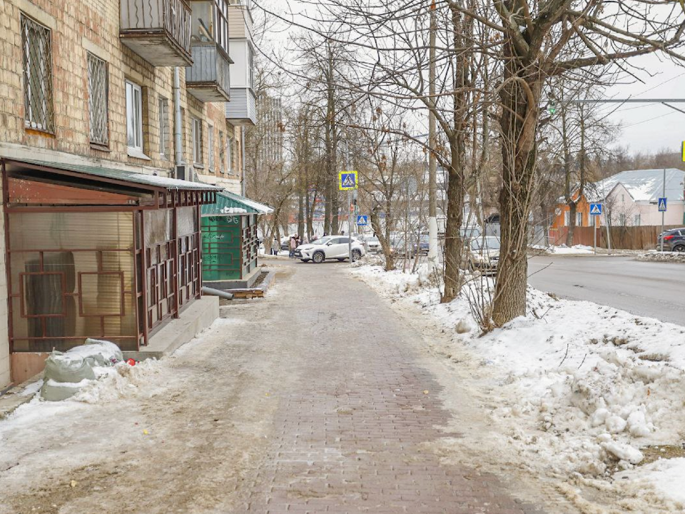 Во Фрязине отремонтируют асфальт на тротуаре, ведущем к городской поликлинике