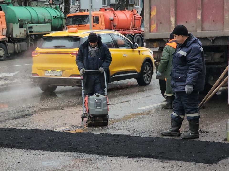 Огромные ямы на Ленинградском шоссе залатают до конца недели