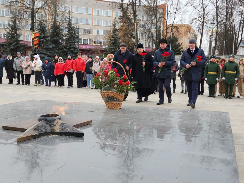 В Егорьевске возложили цветы к Вечному огню в среду