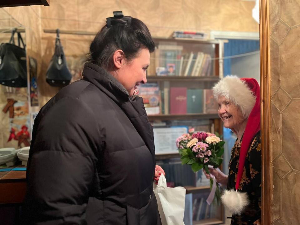 Труженица тыла из Лобни принимает поздравления с 95-летним юбилеем