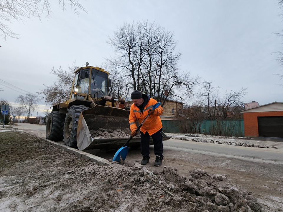 Тротуары на улице Колхозной в Волоколамске очистили от остатков наледи